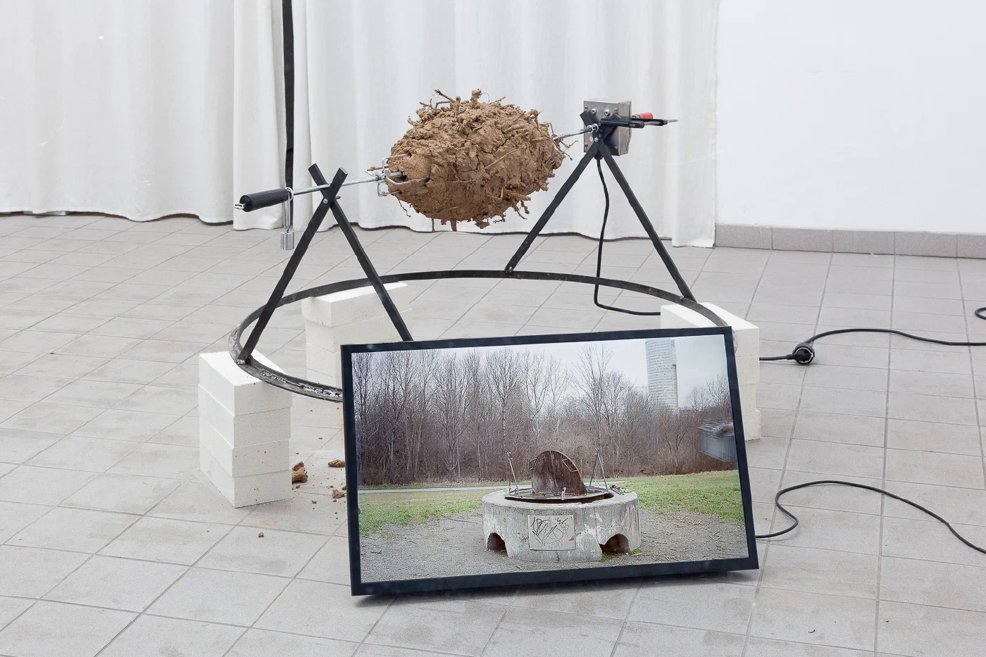 Who has land to make a fire? — image 4